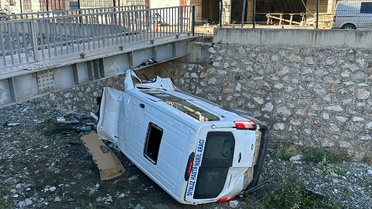 Çorum İskilip'te diyaliz hastalarını taşıyan servis çaya uçtu, 5 yaralı hastaneye kaldırıldı