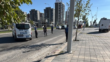 Diyarbakır Yenişehir'de kırmızı ışıkta cipe silahlı saldırıda 2 kişi yaralandı
