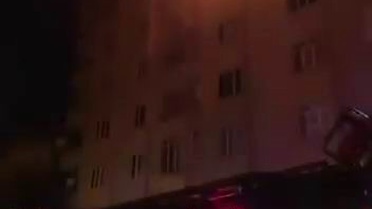 Diyarbakır Sur'da apartmanın 5. katında çıkan yangın korkuttu, ev kullanılamaz hale geldi