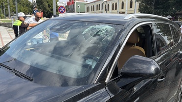 Edirne'de trafiğe kapalı caddeye giren otomobil dubalara çarptı