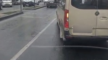 Esenyurt'ta dolmuş sürücüsü İETT otobüsünün önünü kesip trafiği kilitledi