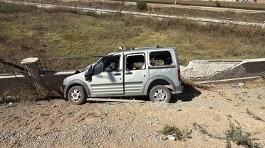 Eskişehir-Sarıcakaya kara yolunda hafif ticari araç refüje devrildi, 3 kişi yaralandı