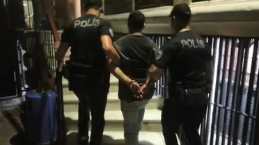 İzmir'de Yunus polisinin denetiminde 19 yıl cezalı hırsızlık hükümlüsü yakalandı