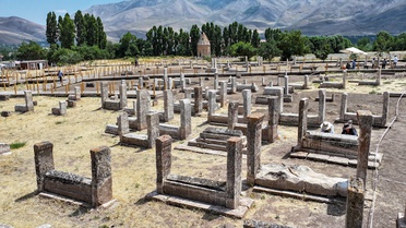 Van Gevaş'ta Selçuklu Mezarlığı kazısında Tebrizli Üstad Muhammed'in kitabesi bulundu