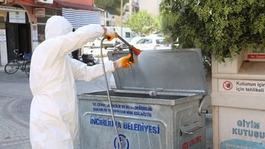 İncirliova'da karasinekle mücadele sürüyor, belediye çöp konteynerlerini ilaçladı