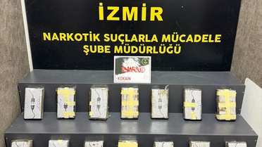 İzmir'de 16 kilo 600 gram sentetik uyuşturucu ele geçiren polis, 2 şüpheliyi tutuklattı