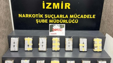 İzmir'de iki ayrı otomobilde 16 kilo 600 gram kokain ele geçirildi; 2 şüpheli tutuklandı