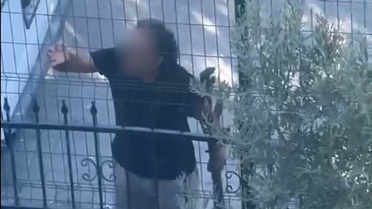 Buca'da pompalı tüfekle tehdit eden saldırgan o anları kamerada, polis kaçan şahsı arıyor
