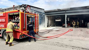 Edirne'de oto LPG tamirhanesinde patlamada 2 kişi yaralandı, yangın söndürüldü