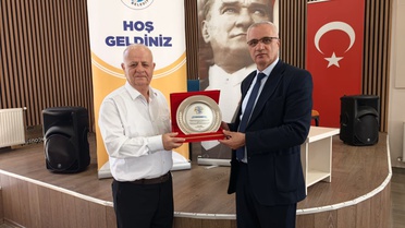 Malatya Arguvan'da 32 yıllık belediye çalışanı İrfan Eren, düzenlenen törenle emekliye ayrıldı