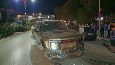 Manisa Yunusemre'de pikap park halindeki 3 otomobile çarptı, sürücü yaralandı