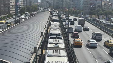 Mecidiyeköy'de arızalanan metrobüs seferleri aksattı, trafik yoğunluğu oluştu