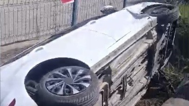 Osmaniye Düziçi'nde iki otomobil çarpıştı, araçlardan biri kanala düştü