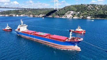 İHA saldırısına uğrayan STAR 2 gemisi İstanbul Boğazı'nda trafiği durdurdu