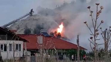 Burdur Gölhisar'da samanlık yangını bitişikteki eve sıçradı, ev kullanılamaz hale geldi