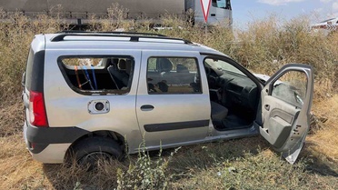 Bolvadin'de otomobil şarampole girdi, 2 kişi hafif yaralandı