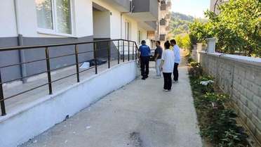 Silah seslerini duyan mahalleli polisi aradı: Polisler karşılarında sokak köpeğini vurulmuş halde buldu