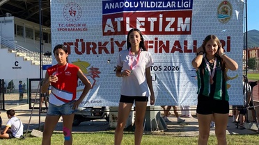 Denizli'deki şampiyonada Sivaslı atlet İkra Arslan 80 metrede Türkiye şampiyonu oldu