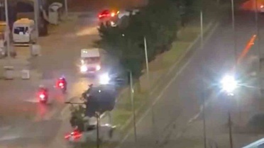 Siverek'te polisten kaçan araç kovalamacası kamerada; bir araç refüje çarptı
