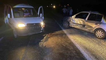 Afyonkarahisar Şuhut'ta araçlar çarpıştı ve 2 kişi yaralandı