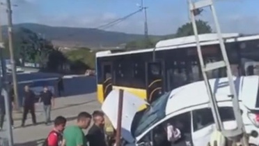 Sultanbeyli'de İETT otobüsü ile otomobil çarpıştı, 1'i bebek 4 kişi yaralandı