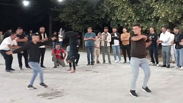 Tokat Yeşilyurt'ta düğünde takla atarak sahneye giren gençler davetlileri eğlendirdi