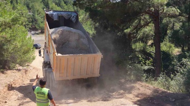 Tarsus Belediyesi kırsal mahallelerde yol bakım ve tesviye çalışmalarını sürdürüyor