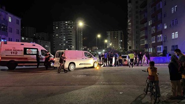 Kayseri Kocasinan'da ticari araçla otomobil çarpıştı, duvara çarpan araçta can kaybı yok