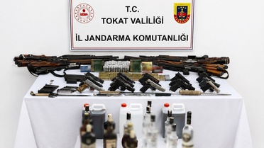 Tokat Niksar'da jandarmanın 19 adrese operasyonunda çok sayıda silah ele geçirildi