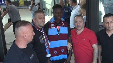 Trabzonspor'un yeni santrforu Franculino Dju, taraftarların tezahüratlarıyla karşılandı