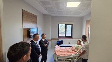 Kocaeli Valisi, Girne'deki gemi kazasından kurtarılan hamileyi hastanede ziyaret etti