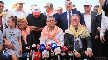 Özgür Özel, memleketi Manisa'da üzüm üreticileriyle buluştu ve TMO fiyatları açıklamalı dedi