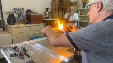 70 yaşındaki usta, laboratuvardan öğrendiği cam sanatını Ankara'daki atölyesinde yaşatıyor