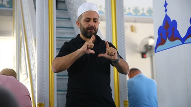 Adana'da iki camide işitme engellilere işaret diliyle cuma hutbesi veriliyor
