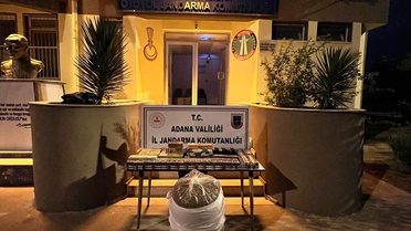 Adana'da gümrük kaçağı 630 paket sigara ve kıyılmış tütün ele geçirildi, 2 zanlı gözaltında