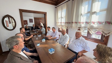 Alaçam Belediyesi'nin meclis toplantısı Kitap Kafe'de yapıldı