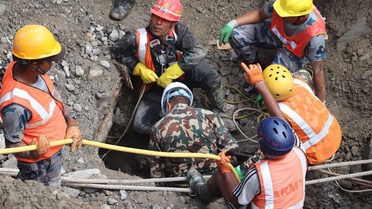 Nepal'de sel felaketinde tünelde mahsur kalan iki işçi 9 gün sonra sağ kurtarıldı