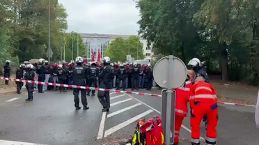 Köln'deki kışla protestosunda polis müdahalesi sonrası göstericilere işlem başlatıldı