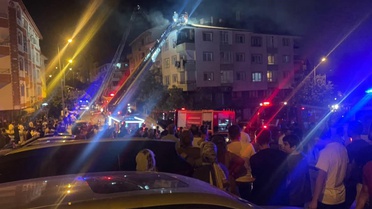 Etimesgut'ta binanın çatısında yangın, itfaiye müdahalesiyle söndürüldü