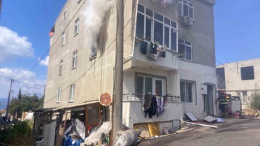 Bandırma'da apartmanın ikinci katında çıkan yangın itfaiyenin müdahalesiyle söndürüldü