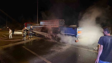Bilecik Osmaneli'nde tırın dorsesinde çıkan lastik yangını söndürüldü