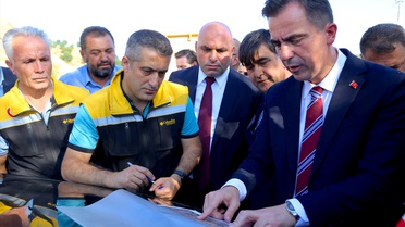 Bitlis Valisi Karakaya, Mutki'de sıcak asfalt çalışmalarını yerinde inceledi