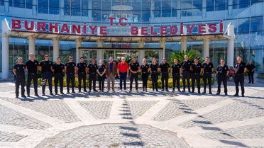 Burhaniye Belediye Başkanı Deveciler, Zabıta Haftası'nda personele baklava ikram etti