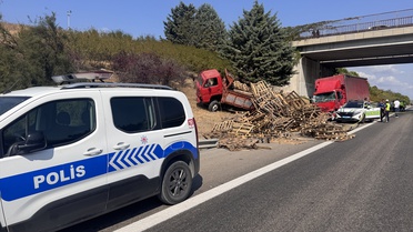 Bursa Çevre Yolu'nda kamyonun çarptığı 2 kişiden 1'i hayatını kaybetti