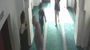 Adana'da camide namaz kılan kadının altın ve cüzdanı çalındı, hırsız kadın tutuklandı
