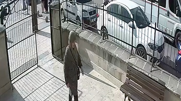 Adana'da camiye giren kadının çantasından altınlarını çalan şüpheli tutuklandı