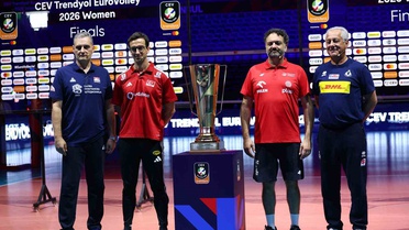 Kadın voleybolunda yarı final öncesi dört takımın kaptan ve başantrenörleri basın toplantısında