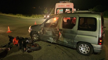 Çorum'da motosiklet ile hafif ticari araç çarpıştı, 3 kişi yaralandı