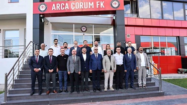 Çorum protokolü Çorum FK'yı tesislerde ziyaret etti, 2026-2027 sezonu hedefleri konuşuldu