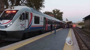 Denizli-İzmir treni Kuyucak'ta motor arızası yaptı, yolcular 1,5 saat mahsur kaldı